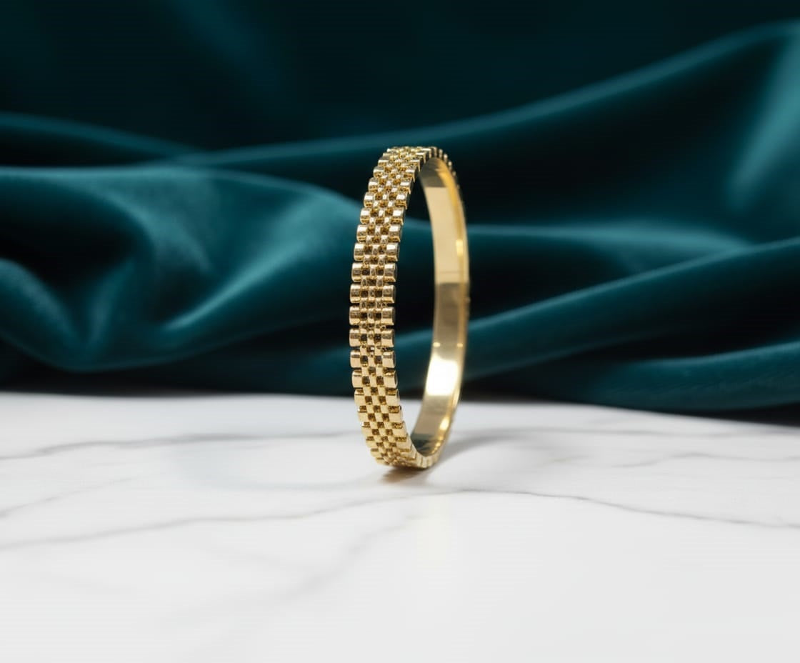 RADIANT GLOW Bangle by DalyaNis